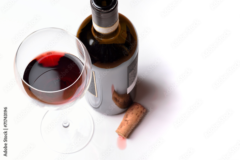 A glass of red wine with bottle and cork foto de Stock Adobe Stock