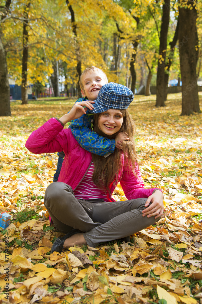 Fototapeta premium Прогулка в осеннем парке