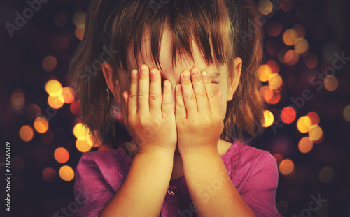 Billede på lærred little girl  in anticipation of a Christmas miracle and a gift