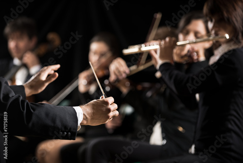 Obraz na plátně Conductor directing symphony orchestra