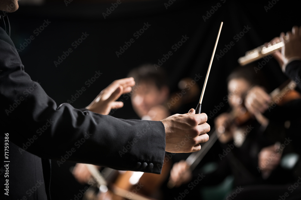 Obraz premium Dyrygent orkiestry na scenie