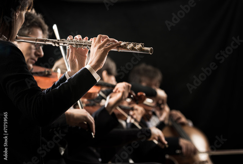 Schilderij op canvas Classical music concert: flutist close-up