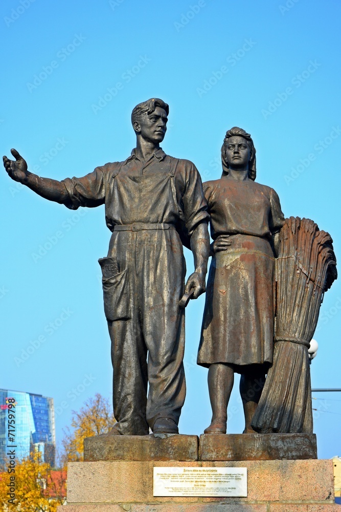 Fototapeta premium Worker and farm woman statues on the green bridge