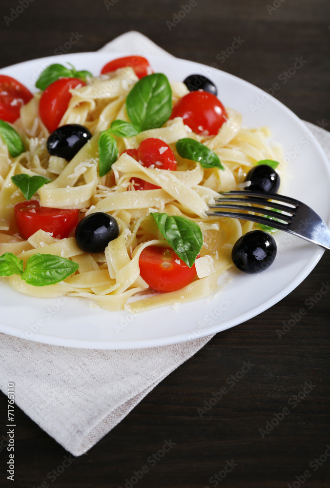 Spaghetti with tomatoes, olives and basil leaves Spaghetti with tomatoes, olives and basil leaves