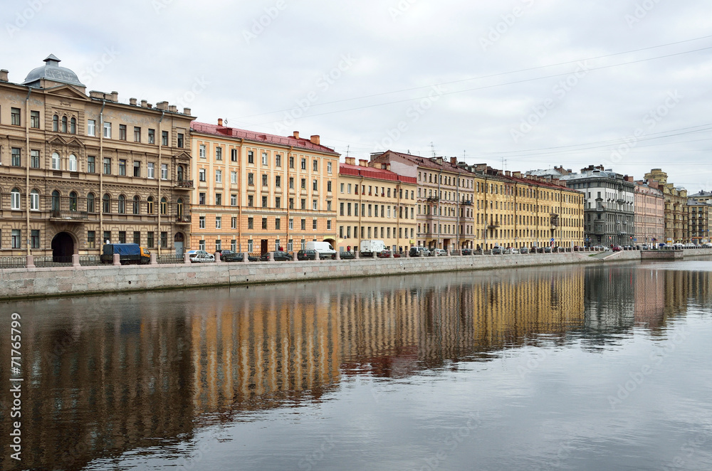 Санкт-Петербург, набережная реки Фонтанки в пасмурную погоду