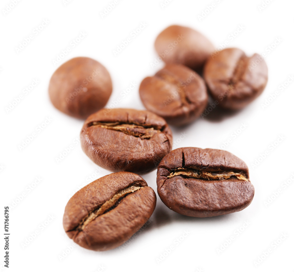 Obraz premium Coffee beans isolated on white