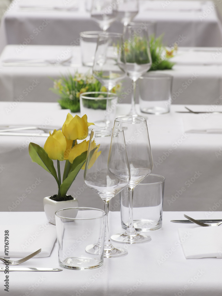 Tavole apparecchiate in un ristorante all'aperto Tavole apparecchiate in un ristorante all'aperto