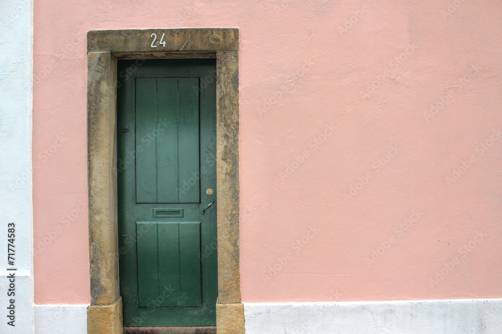 Hintergrund - rosa mediterrane Wand mit grüner Tür