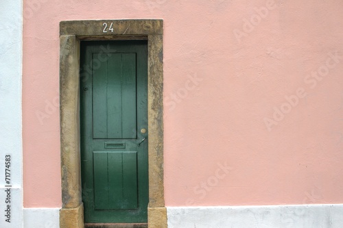 Hintergrund - rosa mediterrane Wand mit grüner Tür