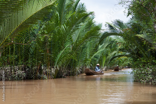 Canvastavla Vietnamese woman rowing a boat in Mekong River