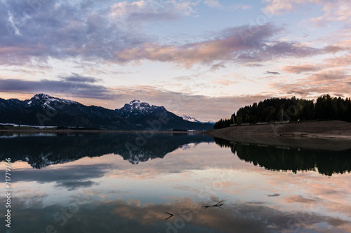 Morgend  mmerung am Forggensee im Ostallg  u