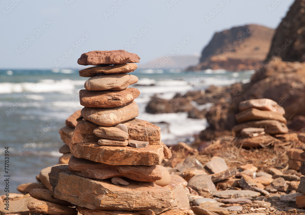 Obraz premium Stos kamieni na plaży Pregonda