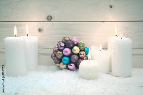 Christbaumschmuck und weiße...
