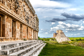 Sierkussen Mexico Gouverneurspaleis en piramide Uxmal  © takawildcats