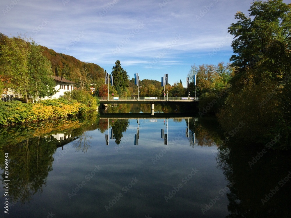 Fototapeta premium Fahnen von Wolfratshausen spiegeln in der Loisach