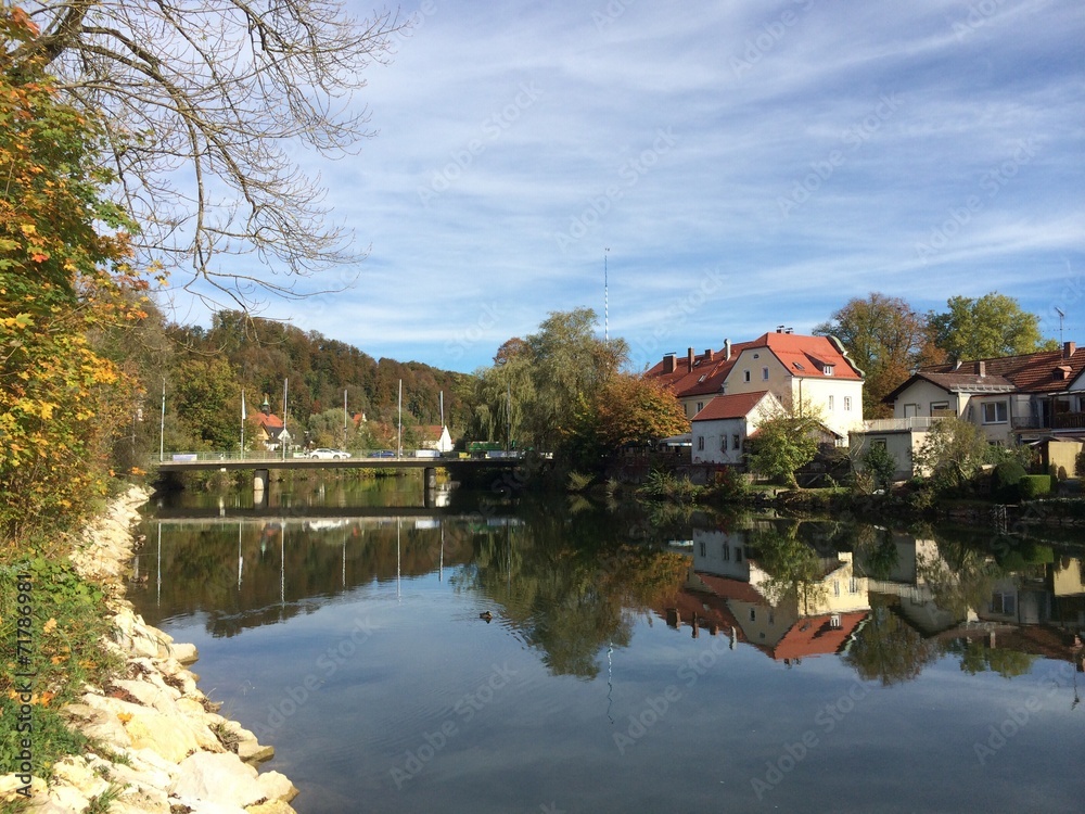 Goldener Herbst über Wolfratshausen an der Loisach