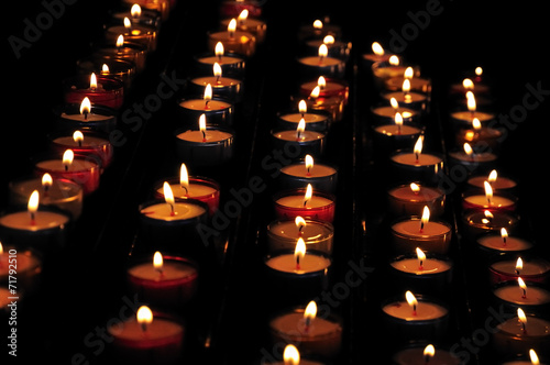 Des bougies scintillent dans le noir