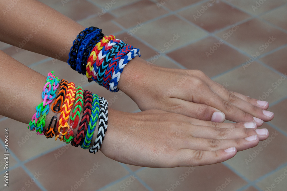 Bracelet en plastique à la mode sur les bras adolescent Stock Photo | Adobe  Stock