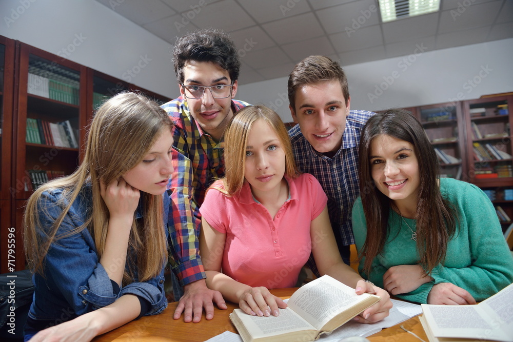 Obraz premium happy teens group in school