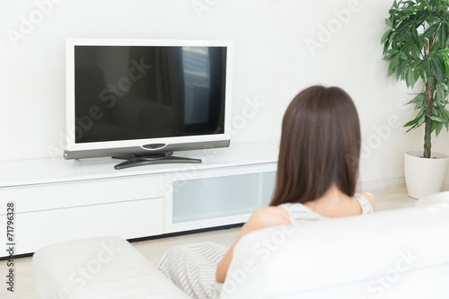 テレビを見る女性