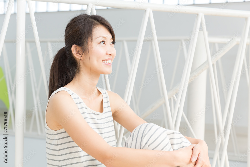 部屋でリラックスする女性