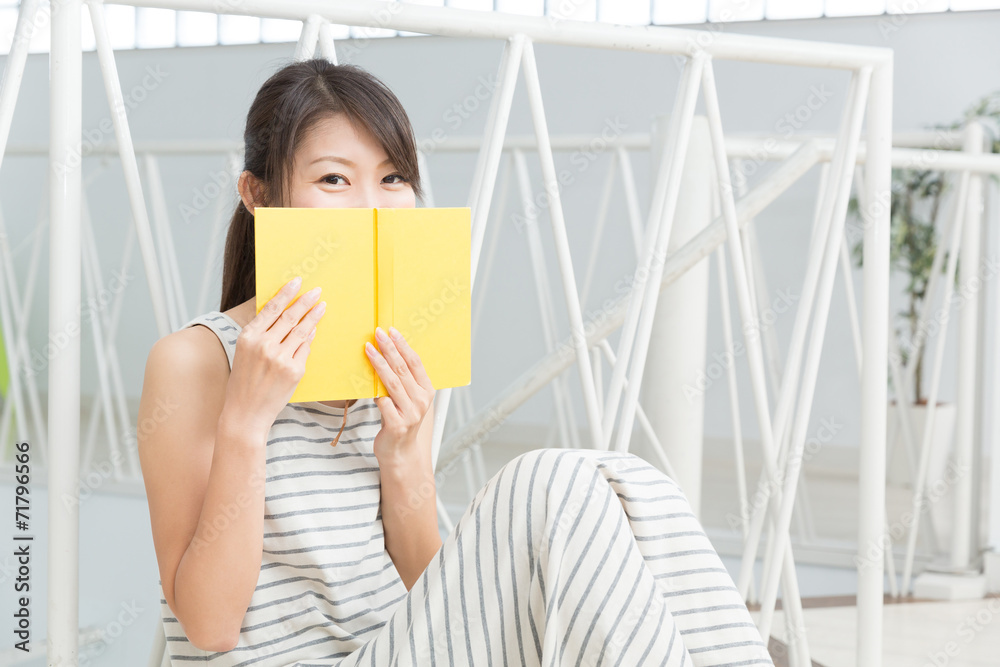 部屋で本を読む女性 部屋で本を読む女性