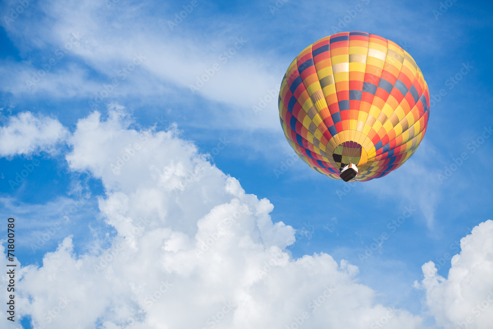 Fototapeta premium Hot air balloon with blue sky background