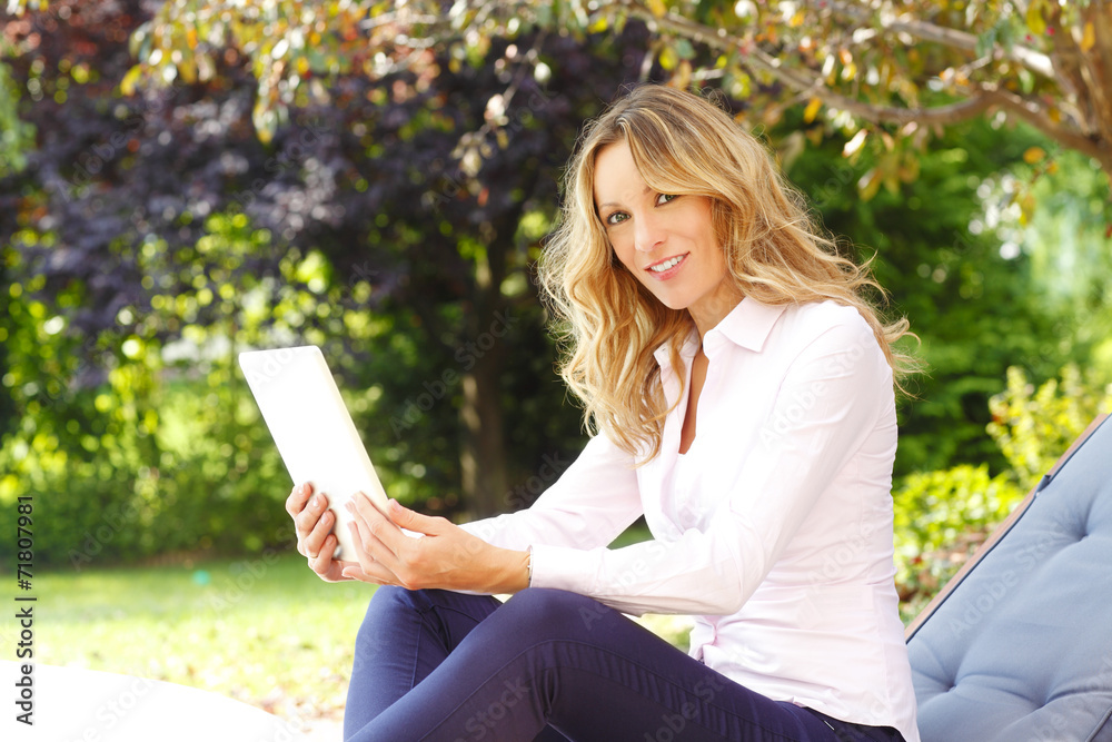 Obraz premium Business woman with digital tablet