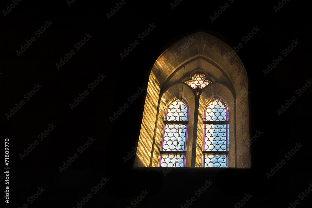 Gothisches Fenster in einer katholischen Kirche / Glaube / Religion - Textfreiraum