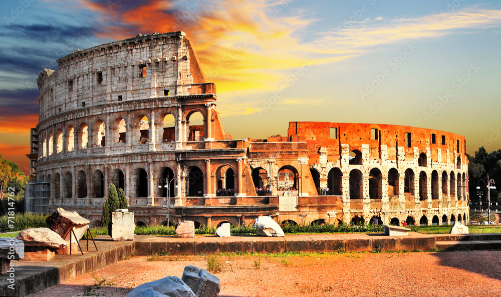 Naklejka premium wielkie Koloseum o zachodzie słońca, Rzym