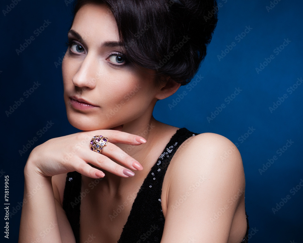 Obraz premium Portrait of beautiful brunette woman in black dress.