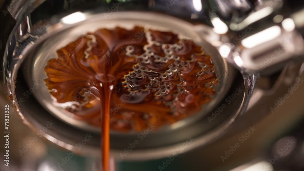 coffee extraction with bottomless portafilter, professional espr