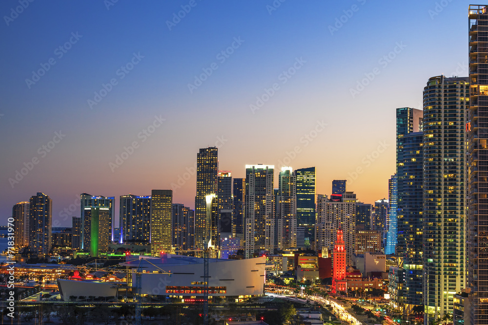 Obraz premium Horizontal view of Miami downtown at sunset