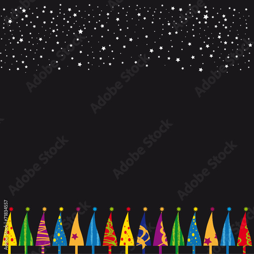 Bunte Weihnachtsbäume vor schwarzem Sternenhimmel