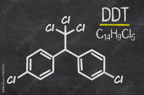 Schiefertafel mit der chemischen Formel von DDT