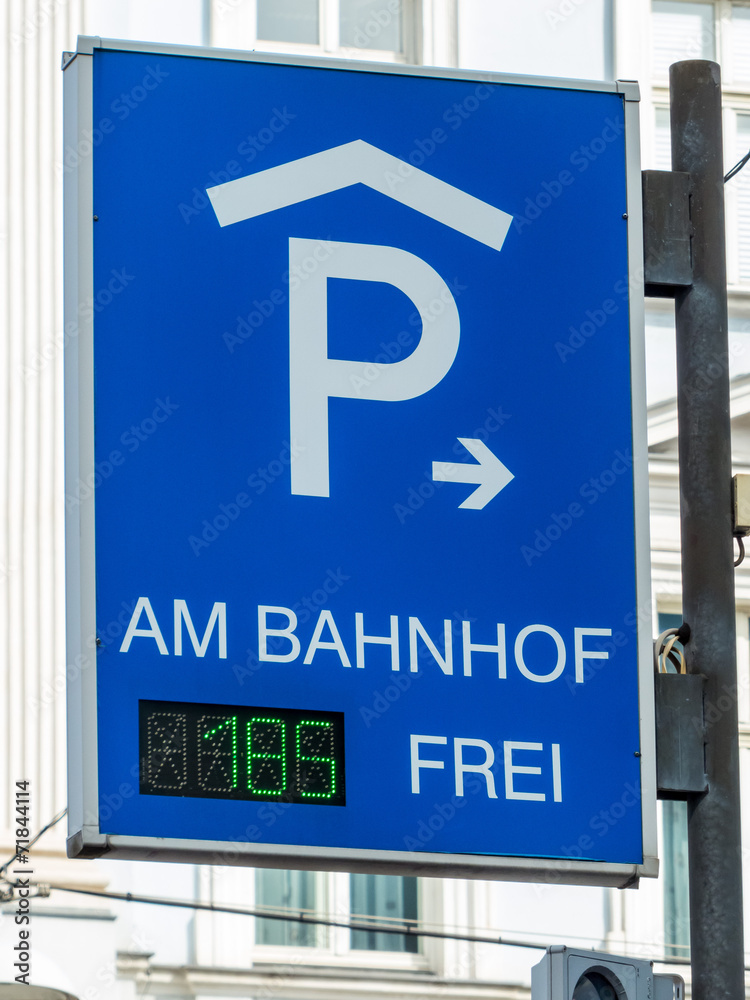 Fototapeta premium Schild zu einem Parkhaus