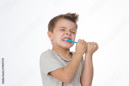 Foto boy is hurting while cleaning teeth