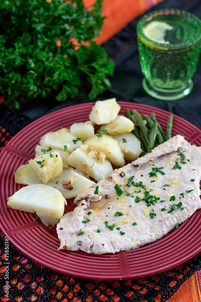 Steamed chicken breasts with potatoes and green beans