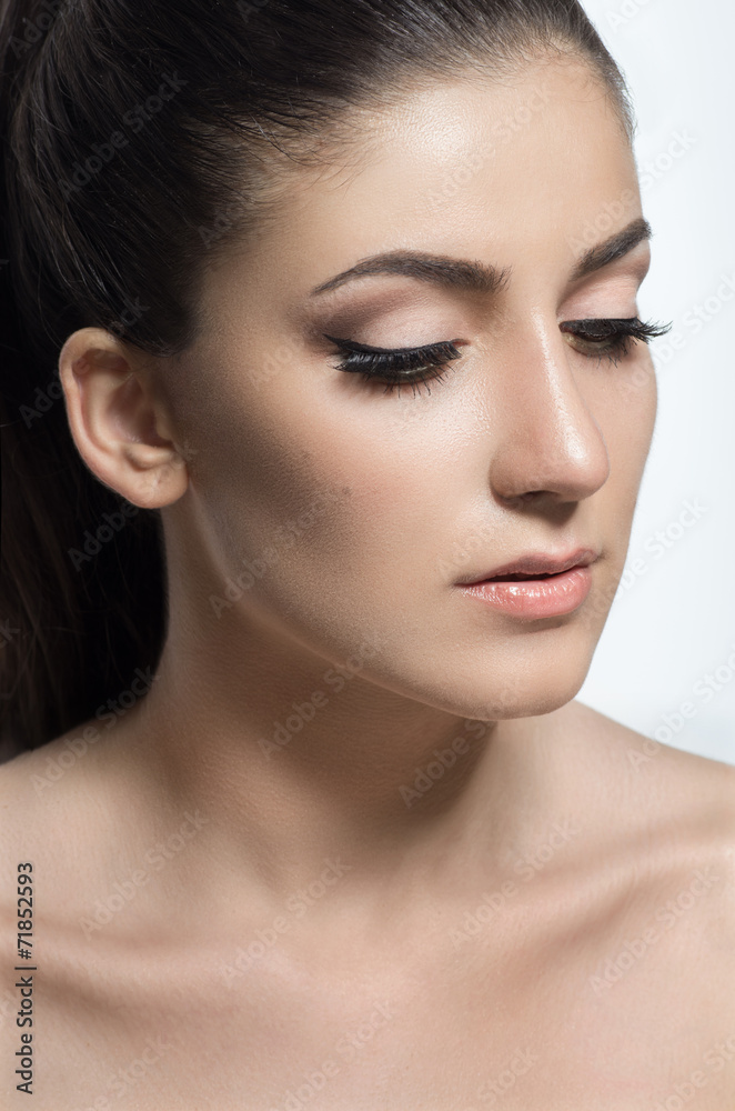 Beauty portrait of elegant brunette woman with nude makeup