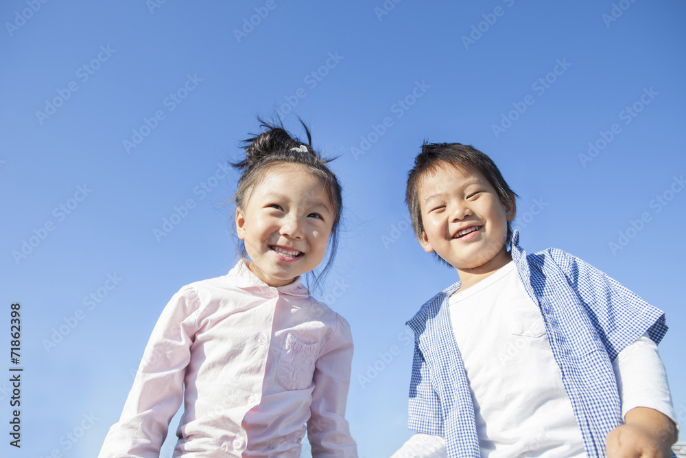 青空と元気な子供たち