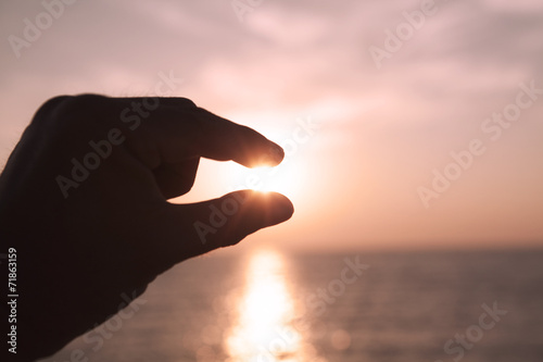 太陽の光と手