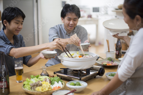 家族で囲む鍋料理