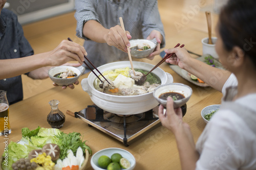 家族で囲む鍋料理