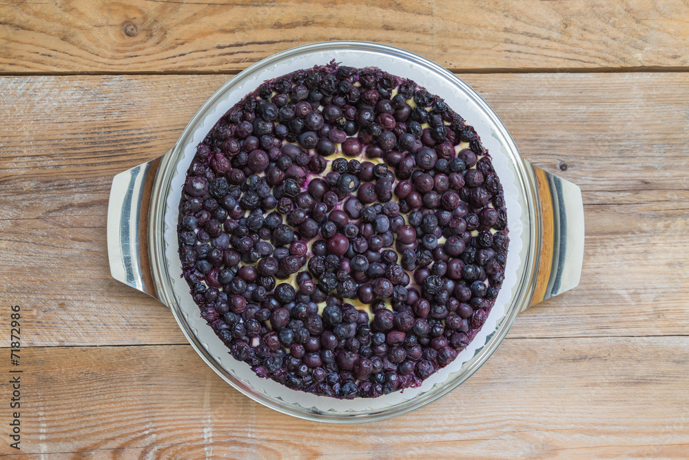 Käsekuchen mit Blaubeeren auf Holzbrett rustikal Käsekuchen mit Blaubeeren auf Holzbrett rustikal