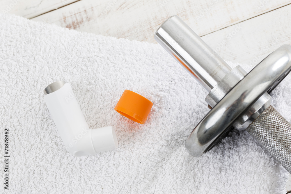 Asthmaspray, Hantel auf Handtuch Asthmaspray, Hantel auf Handtuch