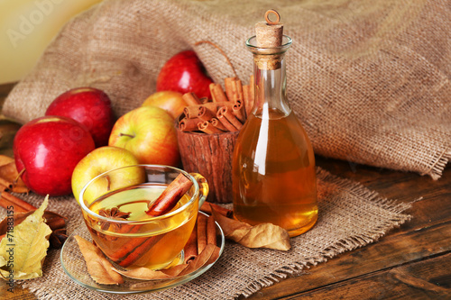 Obraz Skład jabłecznika z laskami cynamonu, świeże jabłka