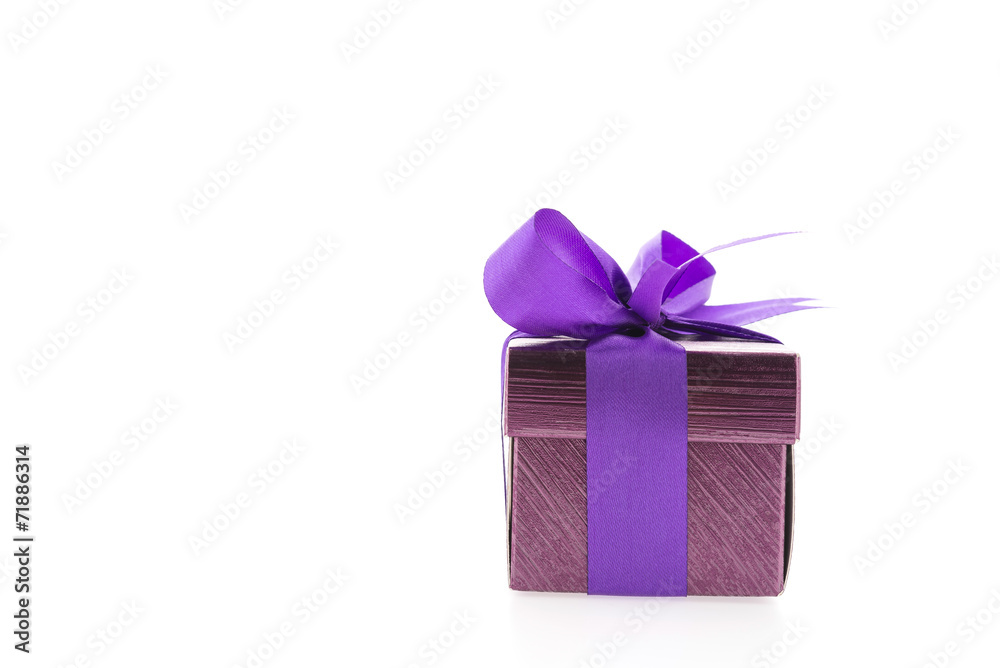 Obraz premium Purple gift box isolated on white background