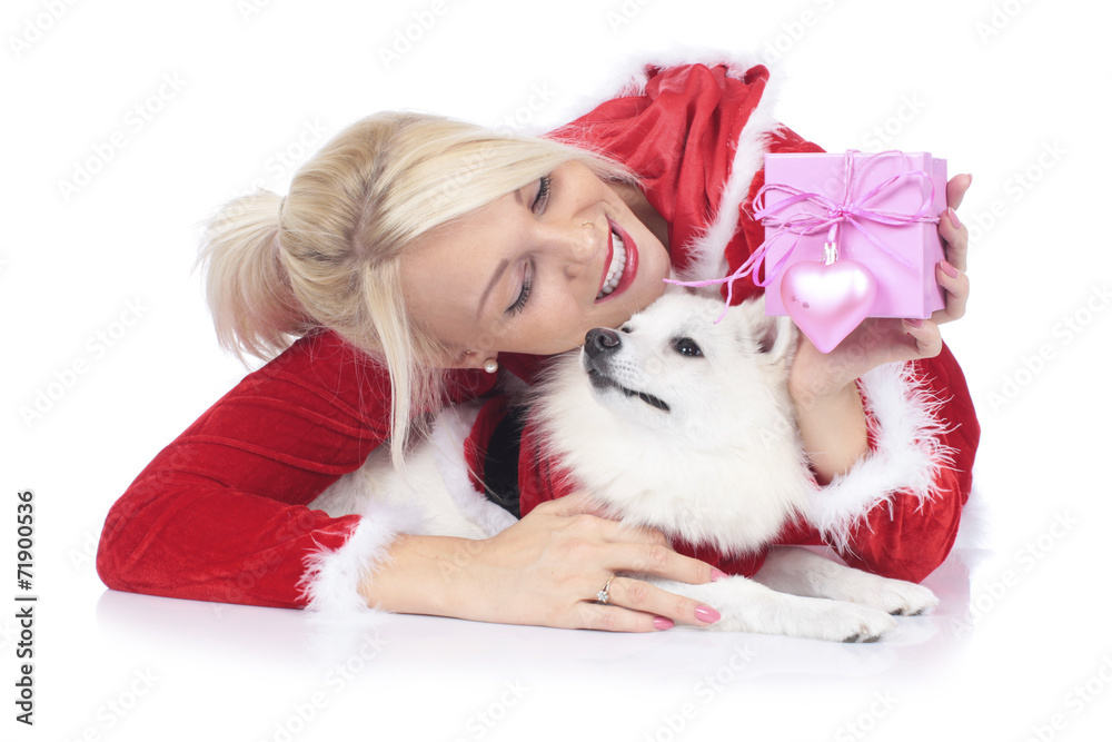 Hübsche Weihnachtsfrau mit weißem Spitz Hübsche Weihnachtsfrau mit weißem Spitz