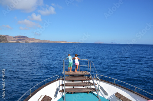 pareja de niños disfrutando de un crucero