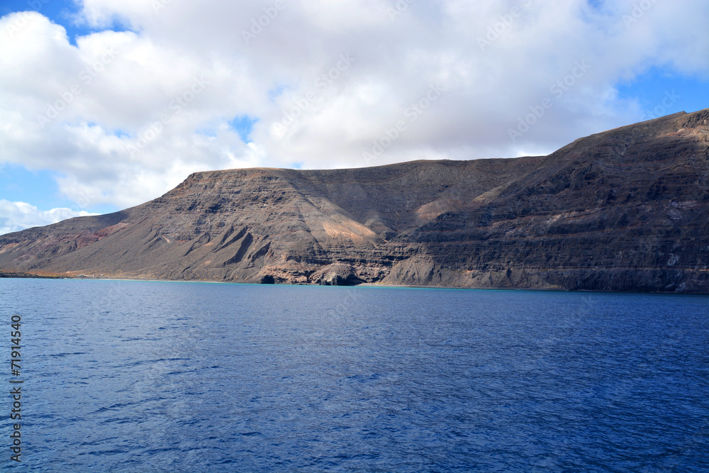 acantilado rocoso en la costa de lanzarote